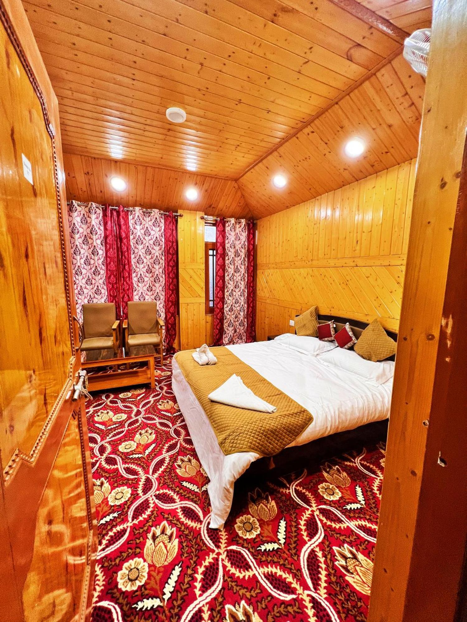 Roseline Inn Srīnagar エクステリア 写真